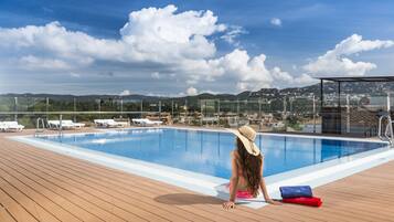 Utomhuspool och solstolar