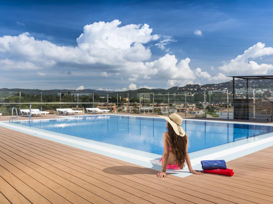 Piscine extérieure, chaises longues