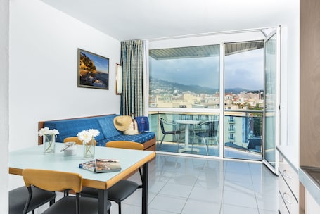 Televisión LCD de 32 pulgadas con canales digitales. Apartaments Blau