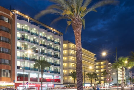 Fachada del alojamiento - Noche. Apartaments Blau
