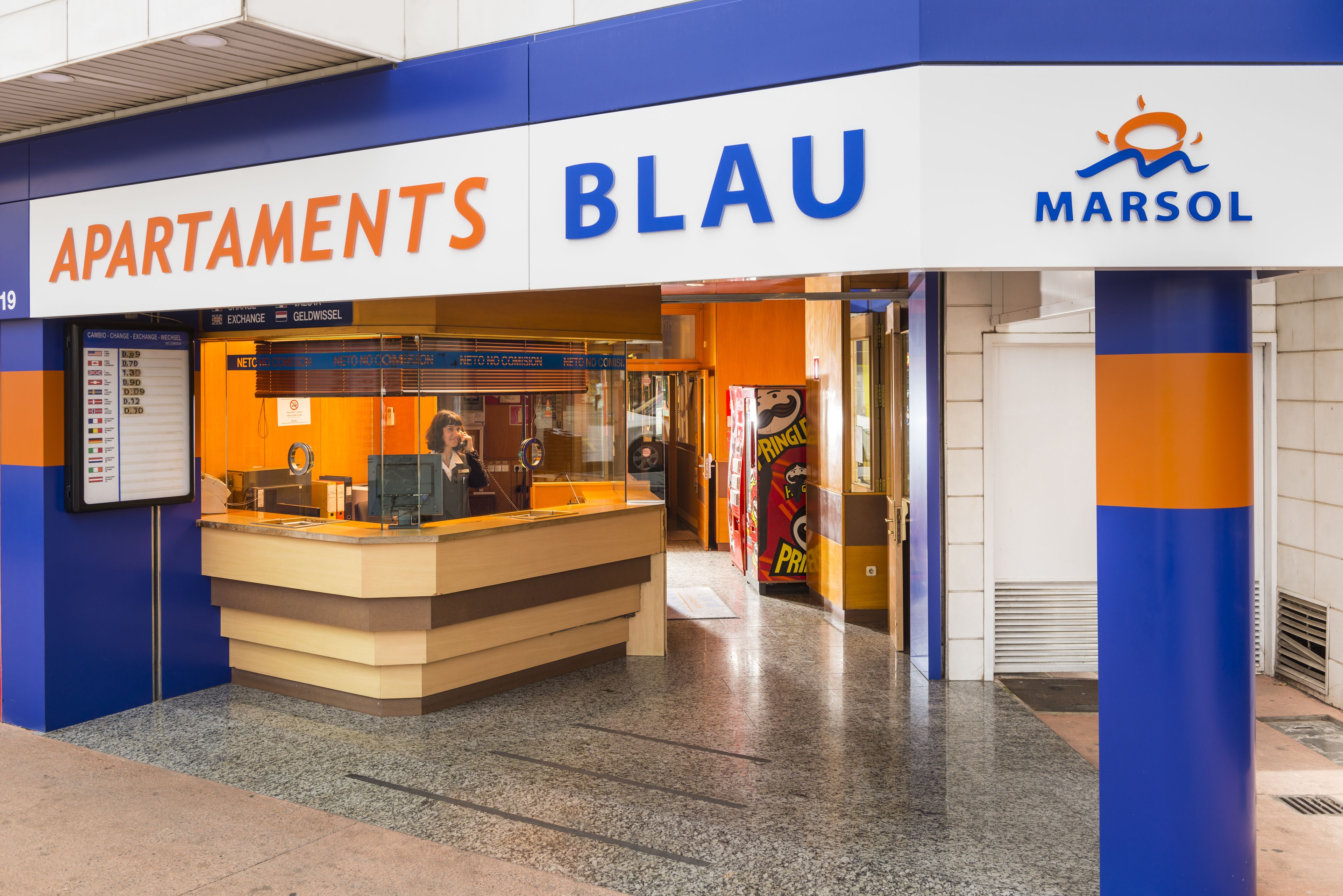 Un edificio de apartamentos llamado 'Apartments Blau' con una recepción e indicación 'Marsol'.