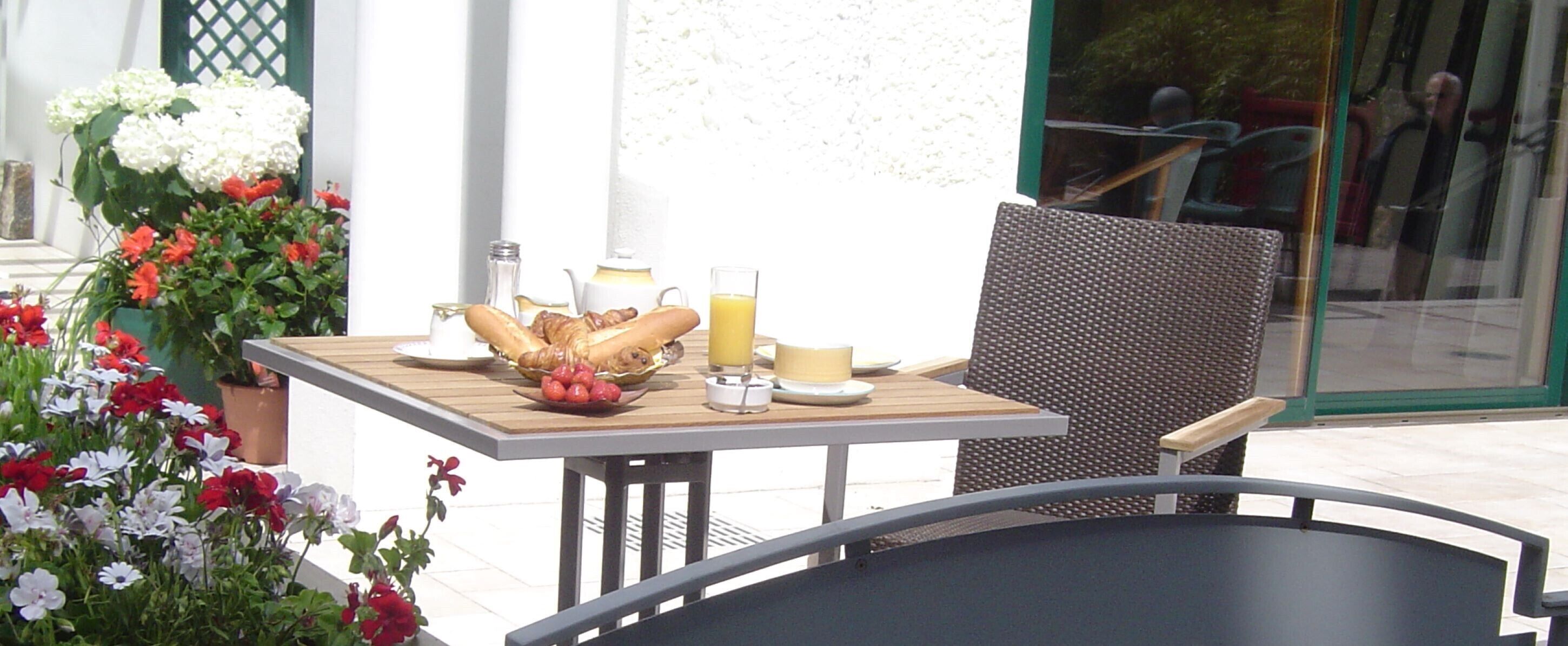 daily buffet breakfast (eur 15 per person)