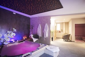 A spa room with a hot tub, towels, and a ceiling with star-like lights. - Hôtel Lutétia & Spa La Baule (La Baule-Escoublac)