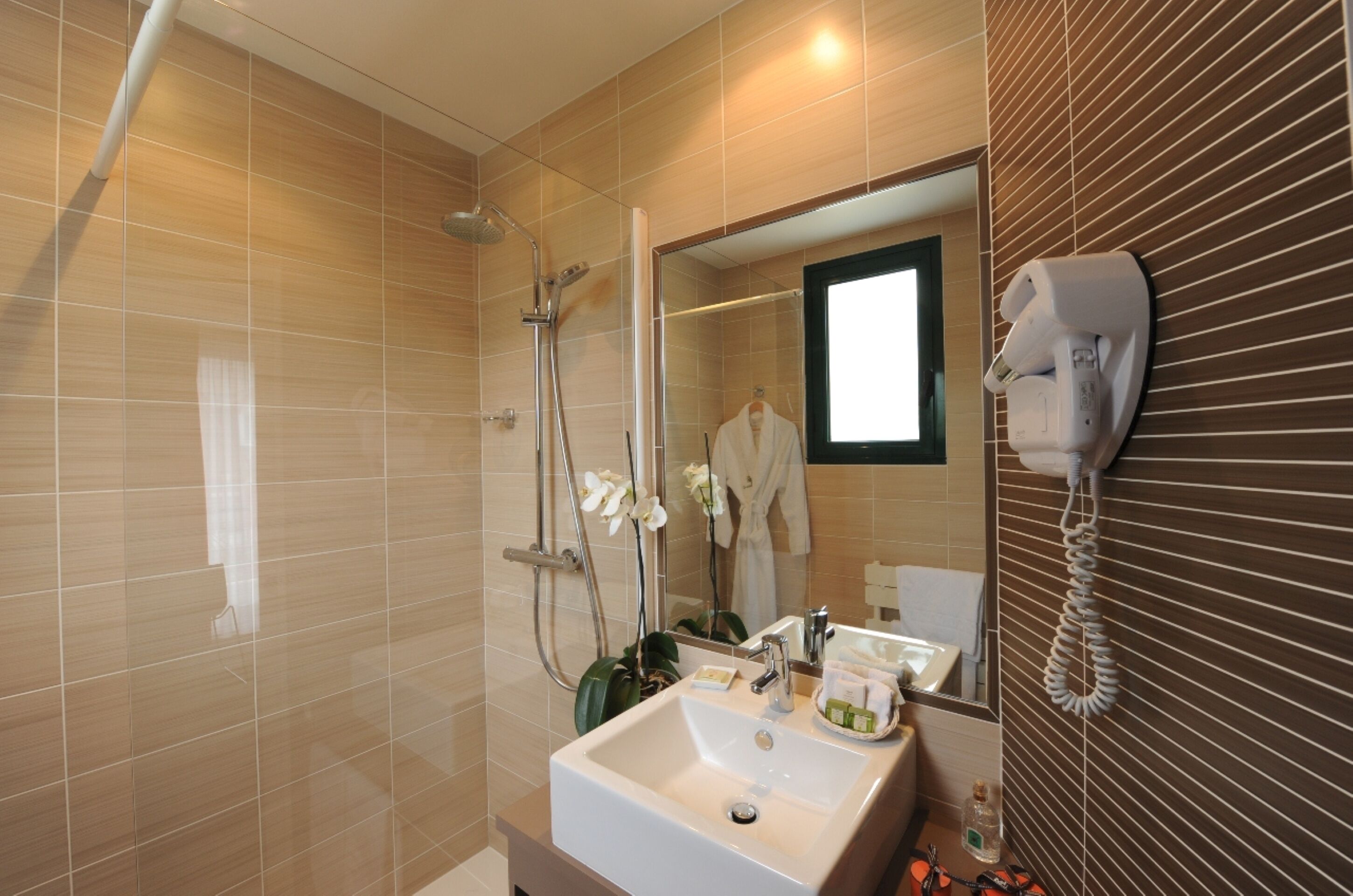 triple room | bathroom | free toiletries, hair dryer, towels