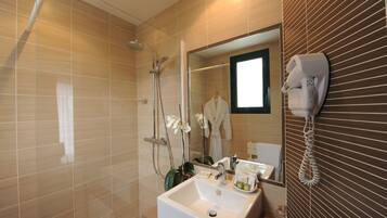 Triple Room | Bathroom | Free toiletries, hair dryer, towels