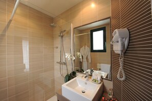 Triple Room | Bathroom | Free toiletries, hair dryer, towels - Hôtel Lutétia & Spa La Baule (La Baule-Escoublac)