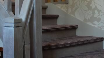 Un escalier avec des marches en bois et des balustrades blanches.