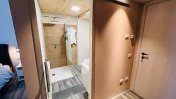 Superior tweepersoonskamer | Badkamer | Een douche, een diep bad, gratis toiletartikelen, een haardroger