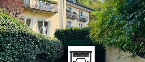 A building with a sign reading "MURI di Montagna" and a parking garage entrance.