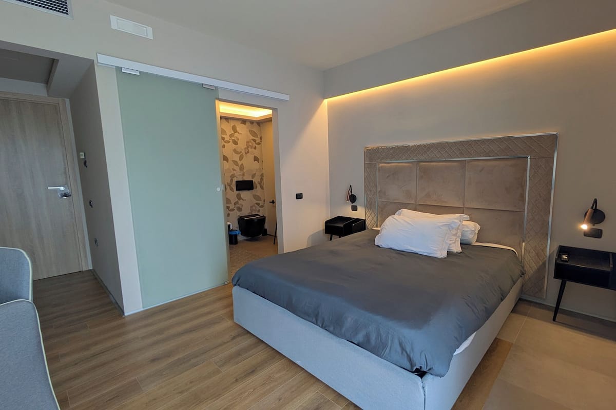 Superior Double Room | Desk, bed sheets