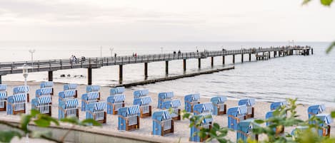Una spiaggia nelle vicinanze, sabbia bianca, teli da spiaggia, surf
