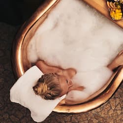 Deep-soaking bathtub