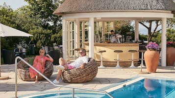 Innenpool, Außenpool, Sonnenschirme, Liegestühle