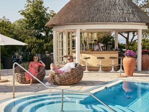 Piscine couverte, piscine extérieure, parasols de plage, chaises longues