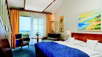 Hypo-allergenic bedding, minibar, in-room safe, blackout drapes