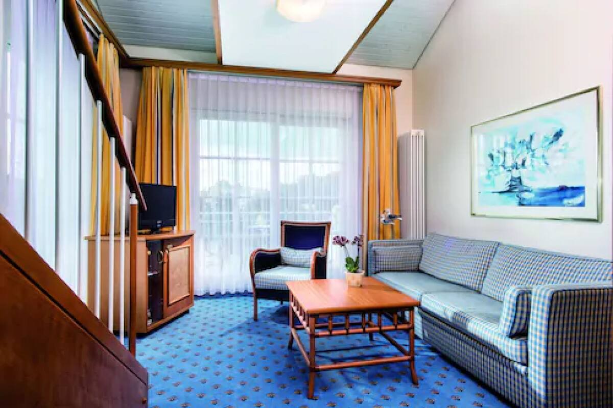 Junior Suite South Side | 起居區 | 平面電視