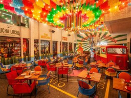 2 か所のレストラン : 朝食、ランチ、ディナーに営業