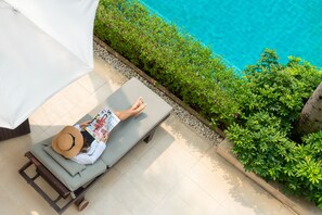 Utendørsbasseng, bassengparasoller og solsenger