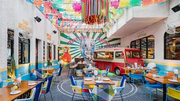 2 间餐厅,供应早餐、午餐和晚餐,日本菜