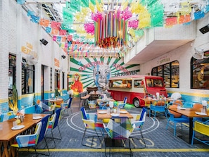 2 restaurantes; se sirven desayunos, almuerzos, cenas y cocina japonesa