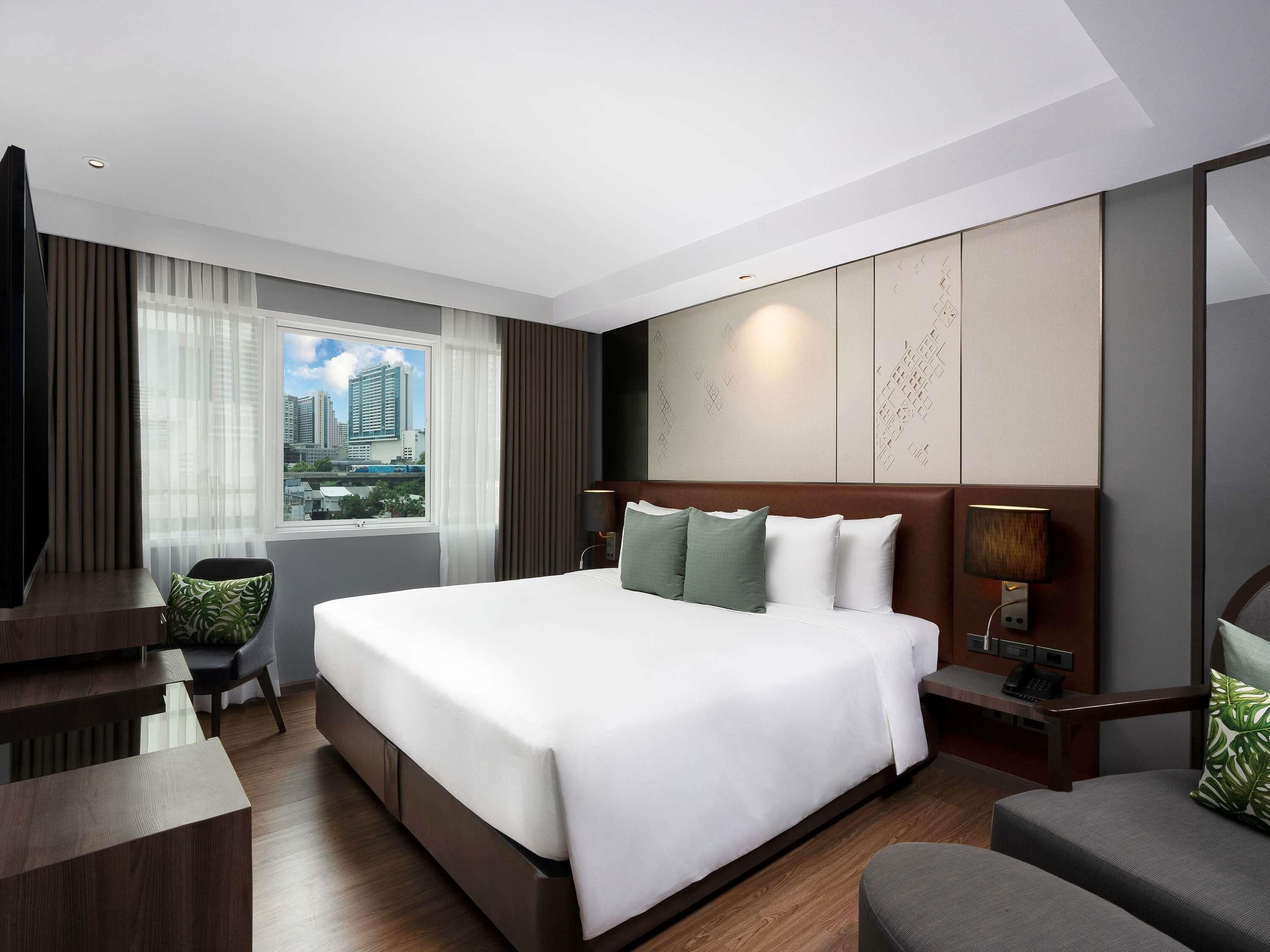 Standard Room, 1 King Bed | Premium bedding, pillowtop beds, free minibar items, in-room safe