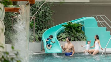 Kolam renang terbuka, dibuka dari pukul 6:00 hingga 22:00, payung kolam