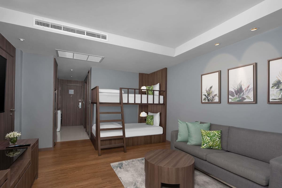 Suíte família, várias camas | 1 quarto, roupas de cama premium, camas com colchões pillow-top