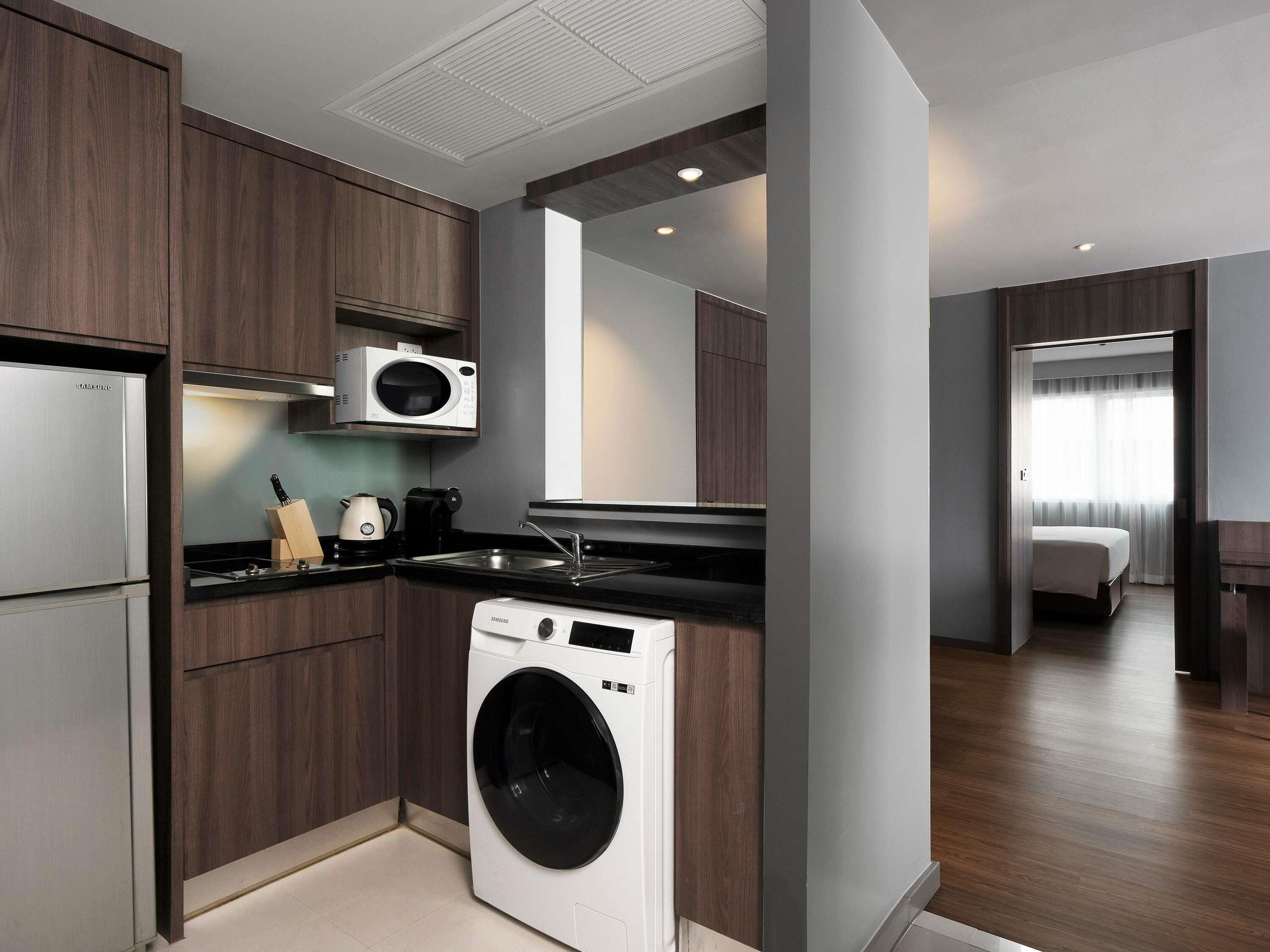 executive suite, 1 king bed | 1 bedroom, premium bedding, pillow-top beds, free minibar items