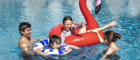 Una piscina con juguetes inflables.