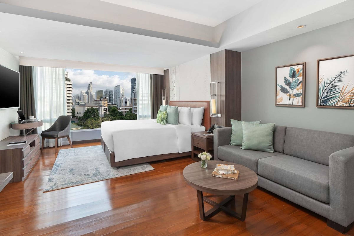 Deluxe Studio, 1 King Bed | Premium bedding, pillowtop beds, minibar (some free items), in-room safe