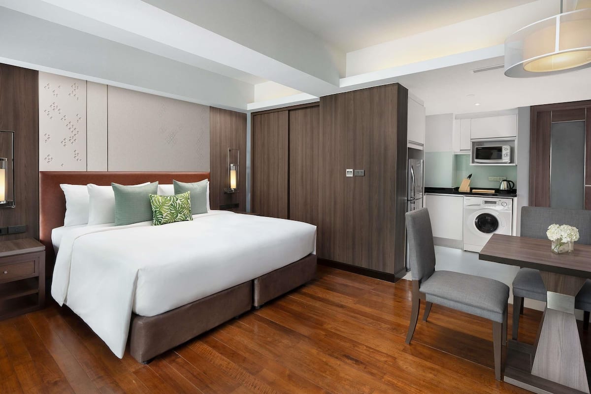 Comfort Studio, 1 King Bed | Premium bedding, pillowtop beds, free minibar items, in-room safe