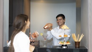 Apartament executiu, 1 llit de matrimoni gran | Sala d'estar | Televisor LCD de 55 polzades amb canals per cable, televisor i joguines 
