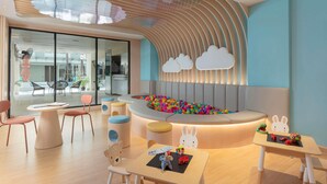 A children's play area with a ball pit, seating, and a view of the outside. - Novotel Living Bangkok Sukhumvit Legacy (Bangkok)
