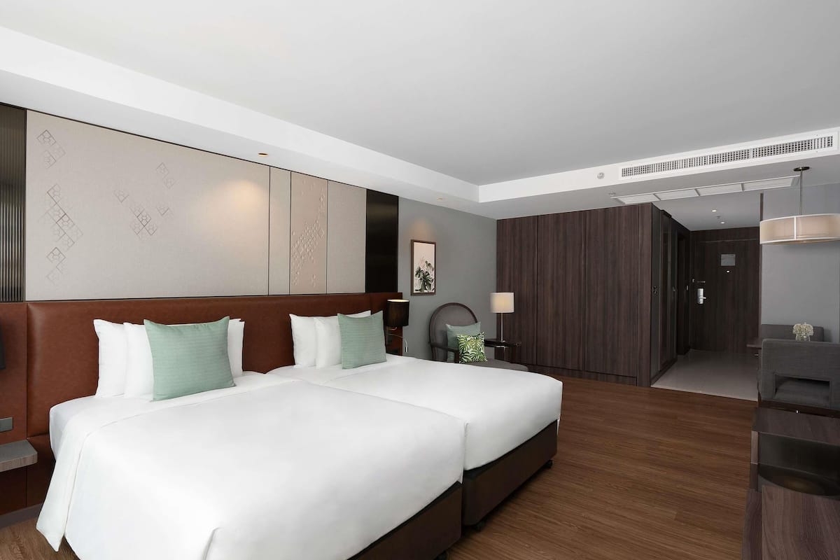 Deluxe Studio, 2 Twin Beds | 1 bedroom, premium bedding, pillowtop beds, free minibar items