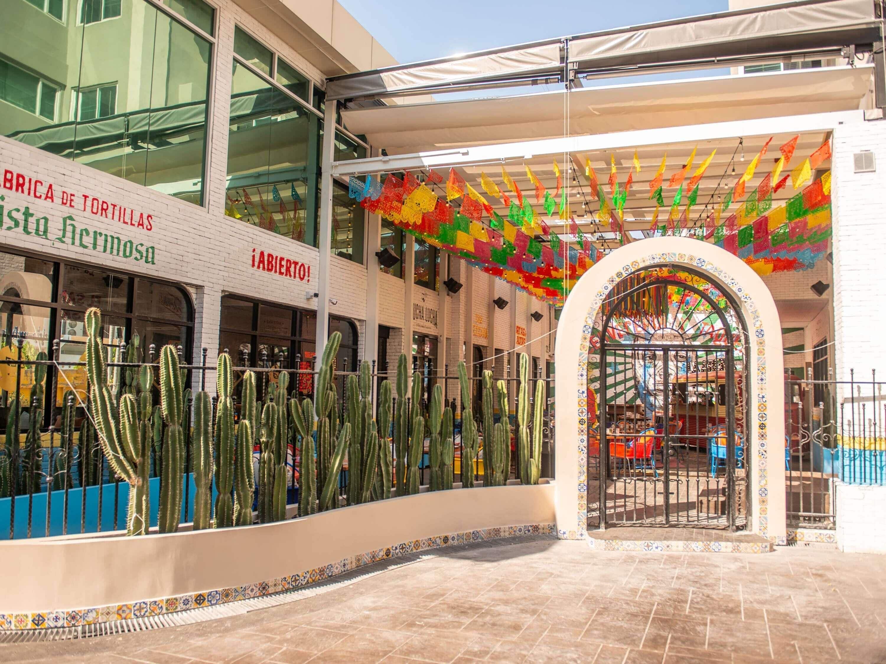 2 restaurants, breakfast, lunch, dinner served; japanese cuisine