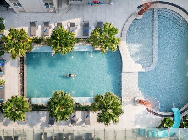 Piscina externa, funciona das 6h às 22h, guarda-sóis, espreguiçadeiras
