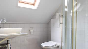 Family Room | Bathroom | Free toiletries, hair dryer, towels