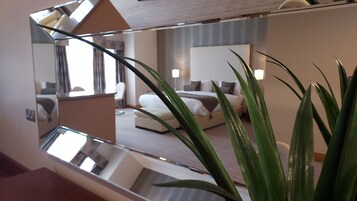 Suite | In-room safe, desk, iron/ironing board, free WiFi