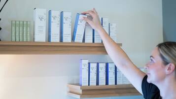 Iemand reikt naar een product op een plank.