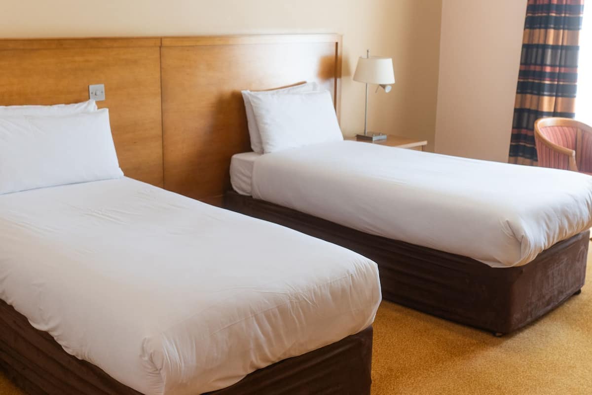 standard twin room | 1 bedroom, in-room safe, desk, iron/ironing board