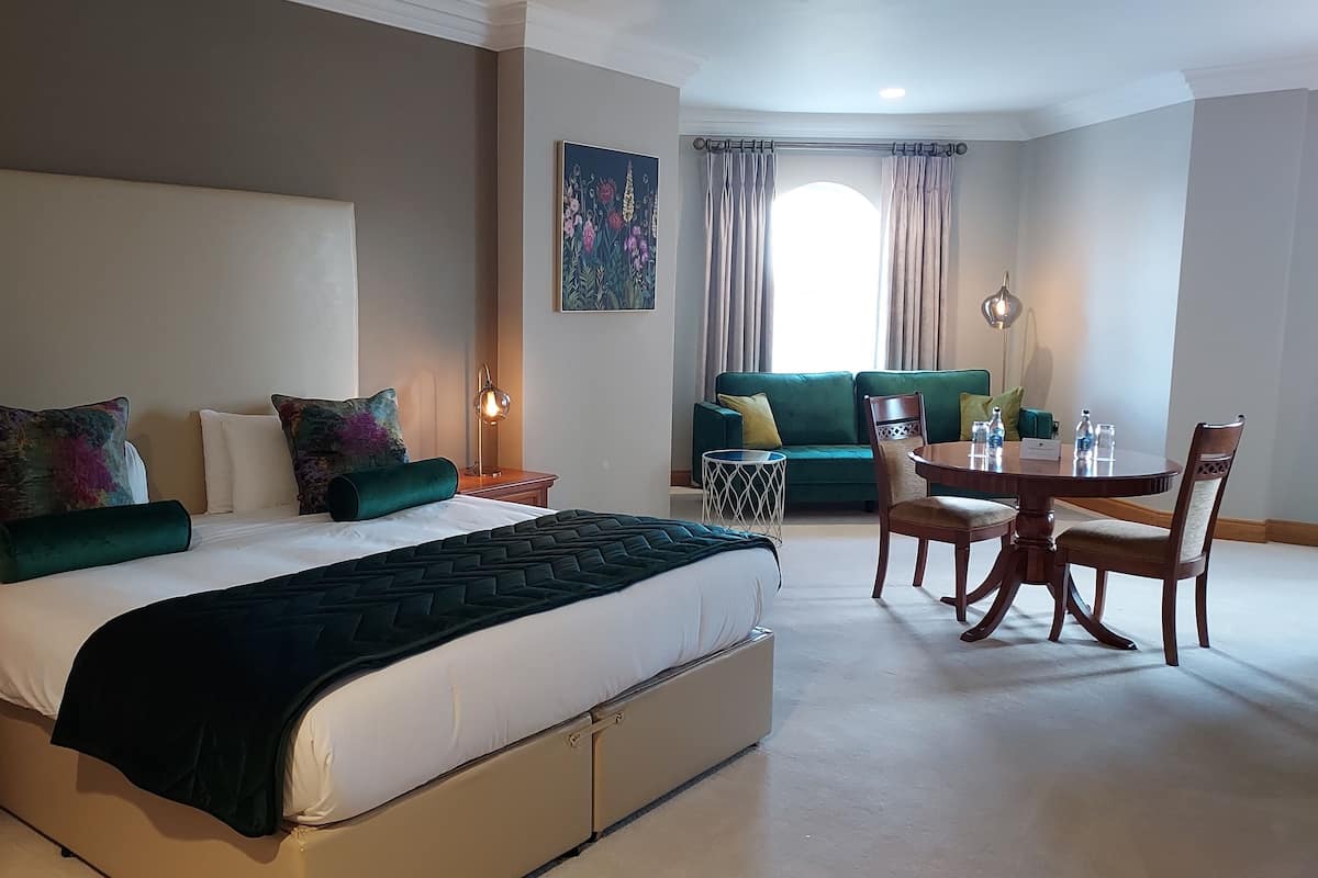 Suite | In-room safe, desk, iron/ironing board, free WiFi
