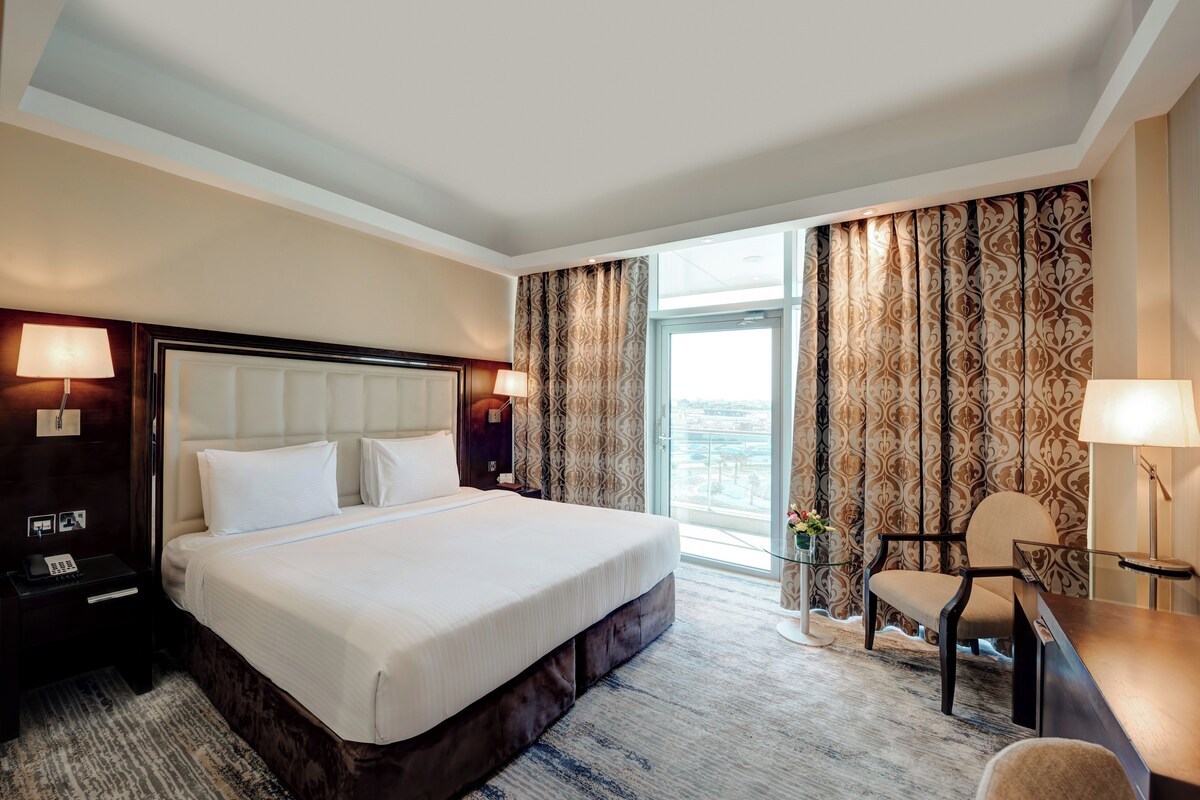 Hypo-allergenic bedding, minibar, in-room safe, desk