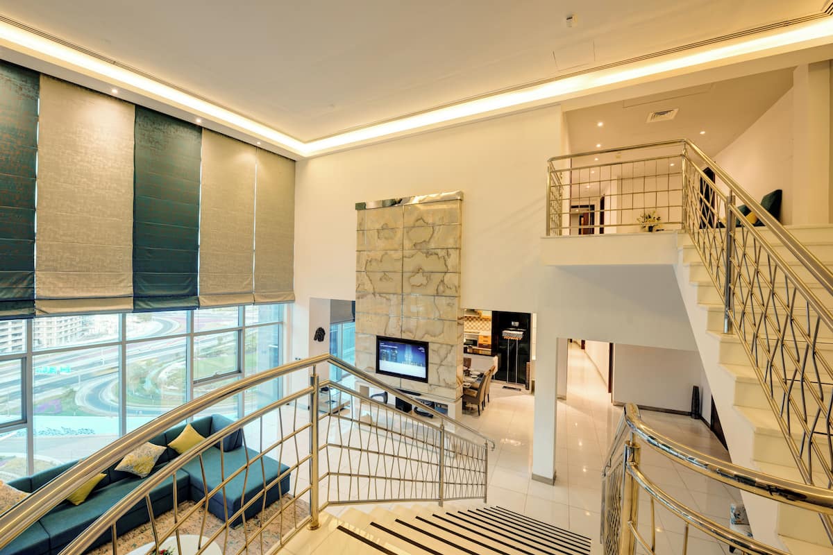 Penthouselejlighed | Allergivenligt sengetøj, minibar, pengeskab på værelset, skrivebord