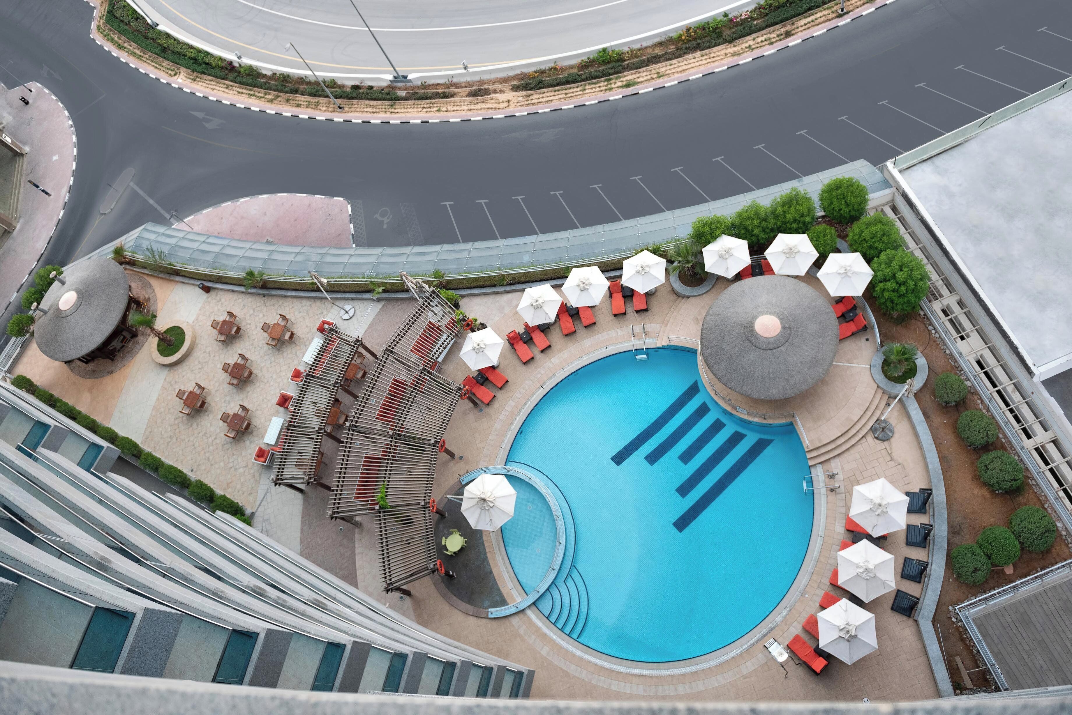Una piscina al aire libre, socorrista en las instalaciones