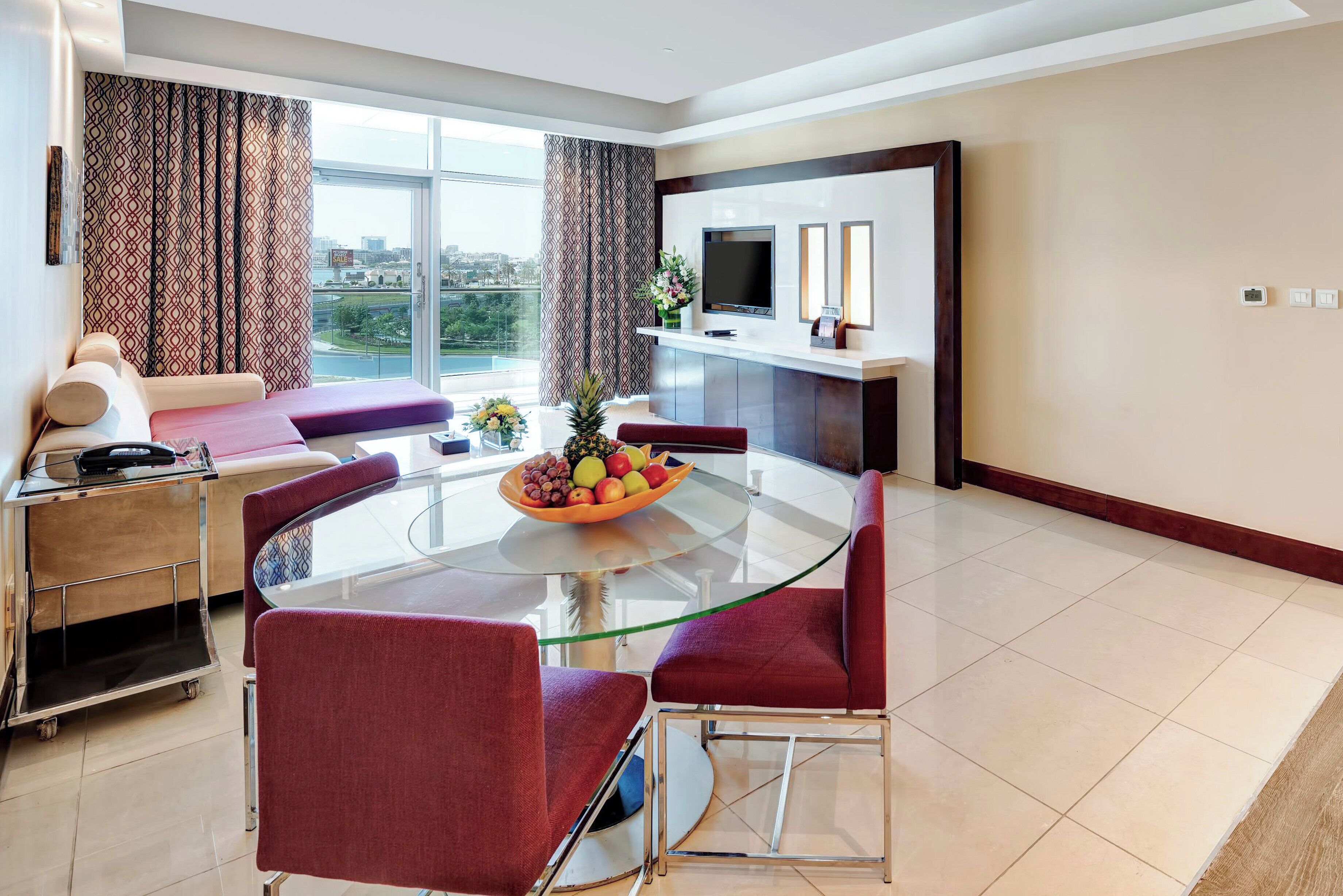 Deluxe suite, 1 kingsize bed | Hypoallergeen beddengoed, een minibar, een kluis op de kamer, een bureau