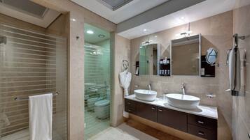 Penthouse | Bathroom | Combined shower/bathtub, deep-soaking bathtub, designer toiletries