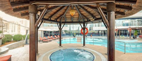 Tina de hidromasaje al aire libre