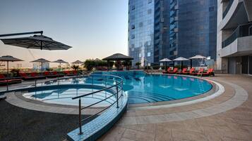 Outdoor pool, lifeguards on site