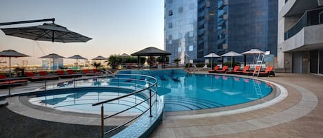 Kolam renang terbuka, penyelamat di tapak hartanah