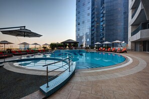 Udendørs pool, livreddere på stedet